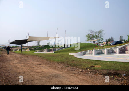 Lavoratore tailandese preparare una tenda per persone in preghiera nel cimitero di antenato adorando nel Qingming Festival nel cimitero Sritasala su Foto Stock