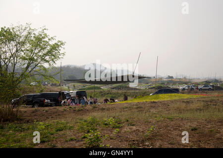 Lavoratore tailandese preparare una tenda per persone in preghiera nel cimitero di antenato adorando nel Qingming Festival nel cimitero Sritasala su Foto Stock