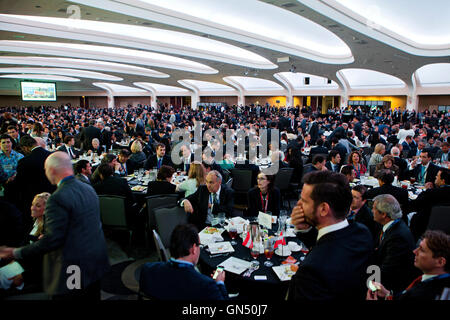 Gli ospiti seduti ai tavoli durante un evento in una grande sala per banchetti all'Hilton Hotel - Washington DC, Stati Uniti d'America Foto Stock