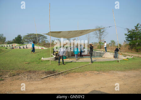 Lavoratore tailandese preparare una tenda per persone in preghiera nel cimitero di antenato adorando nel Qingming Festival nel cimitero Sritasala su Foto Stock