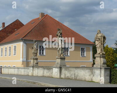 Brtnice, Repubblica Ceca, statue barocche decorano il ponte Foto Stock