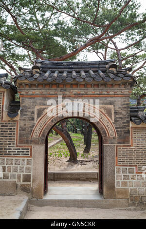 Muro di cinta e cancello al Palazzo Deoksugung a Seul, in Corea del Sud. Foto Stock