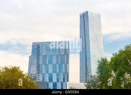Alti edifici moderni sulla giornata di sole Foto Stock