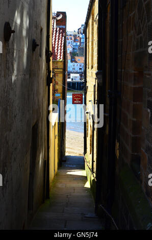 Vicolo stretto a Whitby, East Coast, North Yorkshire, Inghilterra, Regno Unito Foto Stock