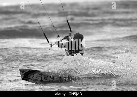 Fotografia di © Jamie Callister. 76 enne Kite surfer Paolo gode di onde a Llanddwyn Island, Anglesey, Galles del Nord. Foto Stock