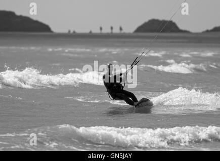 Fotografia di © Jamie Callister. 76 enne Kite surfer Paolo gode di onde a Llanddwyn Island, Anglesey, Galles del Nord. Foto Stock