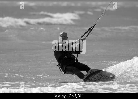 Fotografia di © Jamie Callister. 76 enne Kite surfer Paolo gode di onde a Llanddwyn Island, Anglesey, Galles del Nord. Foto Stock