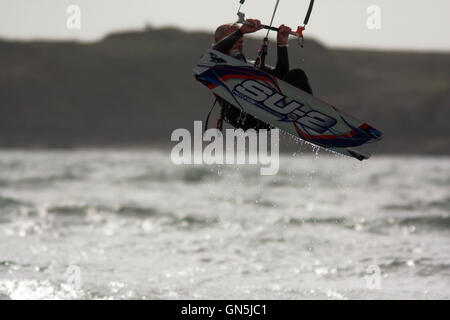 Fotografia di © Jamie Callister. 76 enne Kite surfer Paolo gode di onde a Llanddwyn Island, Anglesey, Galles del Nord. Foto Stock