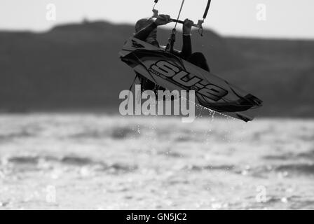 Fotografia di © Jamie Callister. 76 enne Kite surfer Paolo gode di onde a Llanddwyn Island, Anglesey, Galles del Nord. Foto Stock