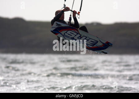 Fotografia di © Jamie Callister. 76 enne Kite surfer Paolo gode di onde a Llanddwyn Island, Anglesey, Galles del Nord. Foto Stock