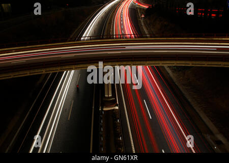 Una lunga esposizione colpo di autostrada di notte Foto Stock