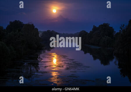 Il Monviso e la Luna a Casalgrasso nei pressi di Torino (Torino) Foto Stock