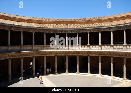 Le colonne che circondano il cortile interno del palazzo di Carlo V (Palacio de Carlos V), il palazzo di Alhambra di Granada, Spagna. Foto Stock