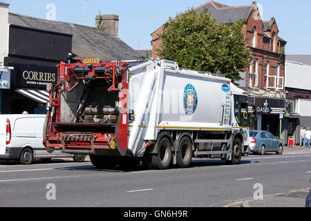 La città di Belfast consiglio rifiutano carrello dennis olympus guidando lungo la strada Foto Stock