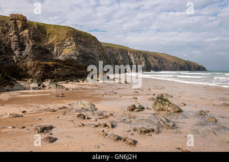 Scogliere rocciose a Holywell Bay sulla costa della Cornovaglia, Inghilterra. Foto Stock