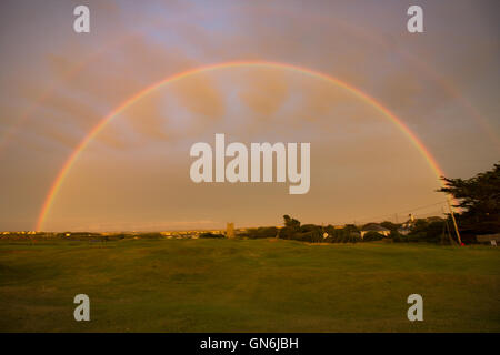 Un doppio arcobaleno moduli sopra la città di Lelant, West Cornwall, Regno Unito. Foto Stock