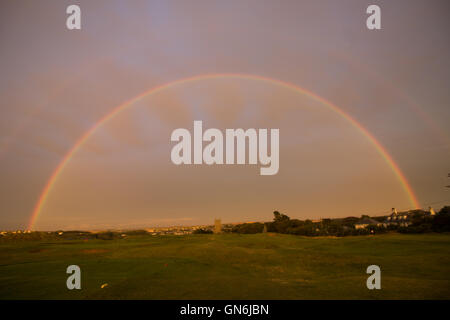 Un doppio arcobaleno moduli sopra la città di Lelant, West Cornwall, Regno Unito. Foto Stock