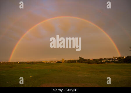 Un doppio arcobaleno moduli sopra la città di Lelant, West Cornwall, Regno Unito. Foto Stock