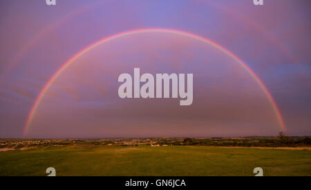 Un doppio arcobaleno moduli sopra la città di Lelant, West Cornwall, Regno Unito. Foto Stock