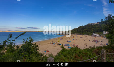 Carbis Bay Beach raffigurato su una soleggiata giornata estiva in Cornwall, Regno Unito Foto Stock