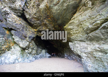 Ingresso al Merlin's Cave, al di sotto del castello di Tintagel, Cornwall, Regno Unito Foto Stock