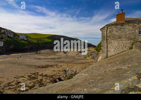 Cottage in pietra a lato della spiaggia, il Port Isaac, Cornwall, Regno Unito Foto Stock