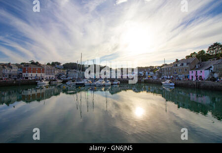 Padstow Harbour, Cornwall raffigurato su un soleggiato agosto sera nel 2016. Foto Stock