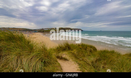 Polzeath Beach, Cornwall raffigurato su un nuvoloso, peperoncino pomeriggio d'estate. Immagine presa dal sentiero costiero sopra la spiaggia. Foto Stock