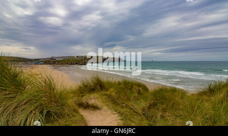 Polzeath Beach, Cornwall raffigurato su un nuvoloso, peperoncino pomeriggio d'estate. Immagine presa dal sentiero costiero sopra la spiaggia. Foto Stock