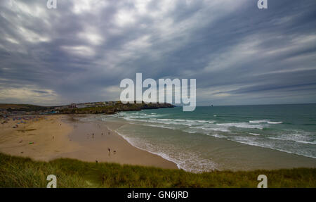 Polzeath Beach, Cornwall raffigurato su un nuvoloso, peperoncino pomeriggio d'estate. Immagine presa dal sentiero costiero sopra la spiaggia. Foto Stock