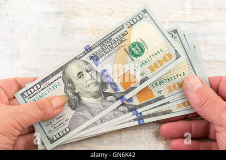 Maschio e femmina tenendo le mani di dollari Foto Stock