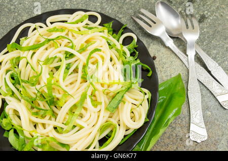 Spaghetti con aglio selvatico su una piastra Foto Stock