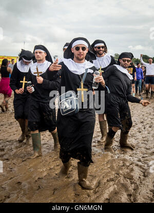 Agli spettatori del festival di Leeds Festival a Bramham Park, West Yorkshire. Foto Stock