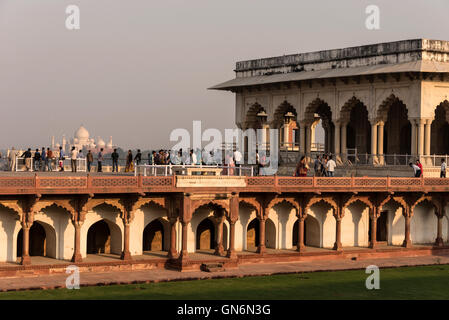 I visitatori ammirano una vista distante del Taj Mahal dal tetto vicino al Musamman Burj, una torre ottagonale e la Mina ma Foto Stock