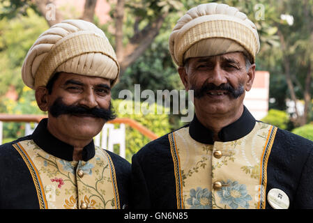 Due hotel portieri indossando la loro piena di uniformi in un hotel a 5 stelle, saluto gli ospiti in Agra, Uttar Pradesh, India Foto Stock