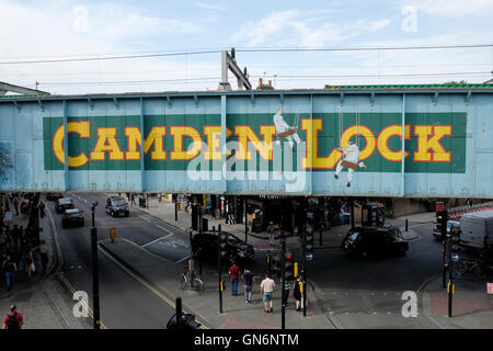 Una vista generale del ponte ferroviario al Camden Lock, Londra Foto Stock