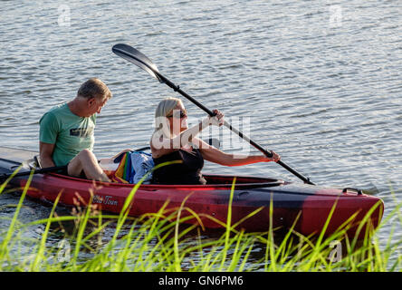 Un Caucasian medio di età compresa tra uomo e donna fila una canoa lontano dalla riva del nord fiume canadese vicino a Betania e Oklahoma City Foto Stock