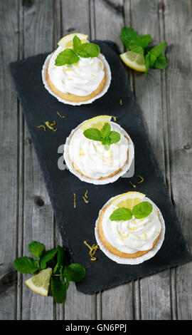 Tortine. Tortini di limone dal di sopra sulla tavola in legno rustico Foto Stock