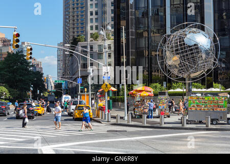 Una vista su Broadway da Columbus Circle a New York City. Foto Stock