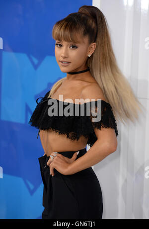 Ariana Grande arrivando a MTV Video Music Awards 2016, Madison Square Garden di New York City. Foto Stock