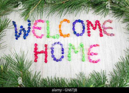 Benvenuti a casa nota scritta con piccole rocce colorate Foto Stock