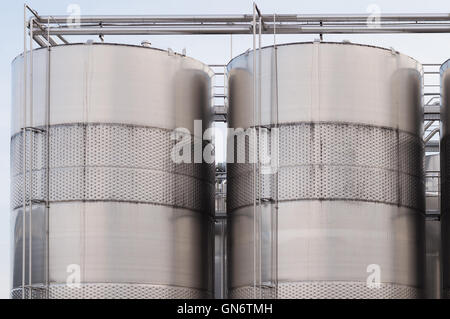 Vino di tre serbatoi di miscelazione glisten nel sole del pomeriggio. Foto Stock