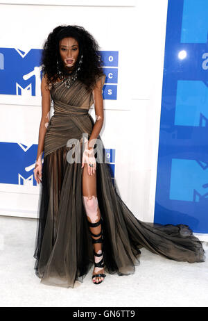 Winnie Harlow arrivando a MTV Video Music Awards 2016, Madison Square Garden di New York City. Foto Stock