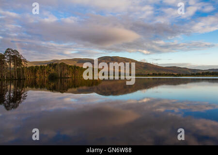 Loch Mallachie, Scozia, al tramonto Foto Stock