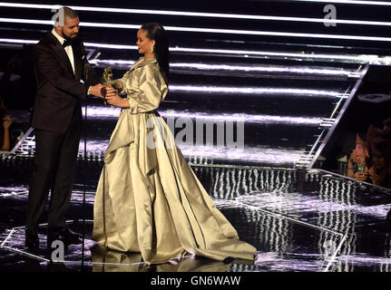 Drake presenta Rihanna con Michael Jackson Premio Vanguard durante lo spettacolo a MTV Video Music Awards 2016, Madison Square Garden di New York City. Foto Stock