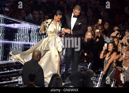 Drake presenta Rihanna con Michael Jackson Premio Vanguard durante lo spettacolo a MTV Video Music Awards 2016, Madison Square Garden di New York City. Foto Stock