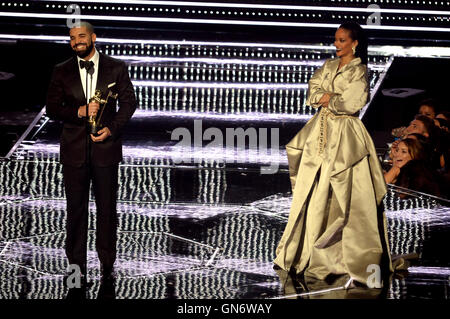 Drake presenta Rihanna con Michael Jackson Premio Vanguard durante lo spettacolo a MTV Video Music Awards 2016, Madison Square Garden di New York City. Foto Stock