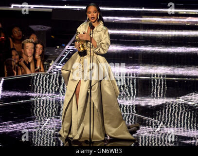 Rihanna con Michael Jackson Premio Vanguard durante lo spettacolo a MTV Video Music Awards 2016, Madison Square Garden di New York City. Foto Stock