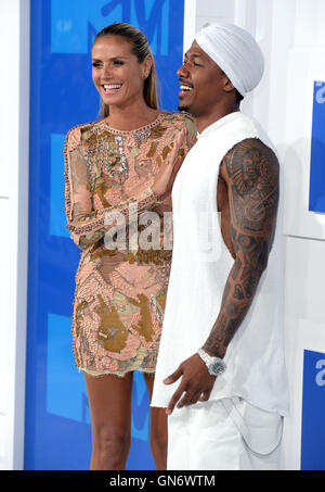 Heidi Klum e Nick Cannon arrivando a MTV Video Music Awards 2016, Madison Square Garden di New York City. Stampa foto di associazione. Picture Data: domenica 28 agosto, 2016. Vedere PA storia SHOWBIZ MTV. Foto di credito dovrebbe leggere: filo PA Foto Stock