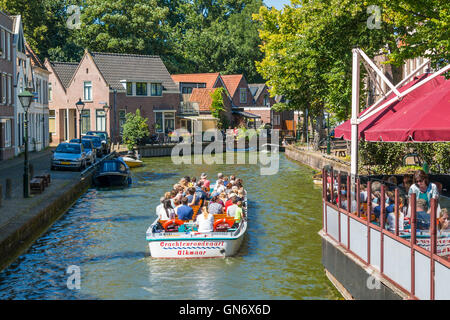 I turisti in gita crociera in barca sul canale Lindegracht in Alkmaar, Paesi Bassi Foto Stock